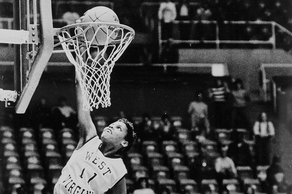 Georgeann Wells dunking basketball